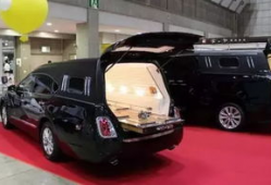 灵车的图片,灵车映照下的生命告别仪式