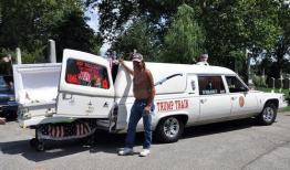 灵车的图片,灵车映照下的生命告别仪式